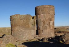 Chullpas-de-Sillustani-Puno-scaled