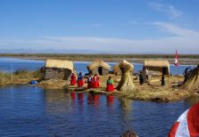 Isla-flotante-de-los-Uros-scaled